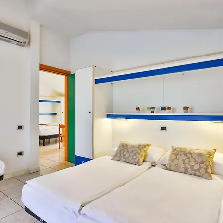 Aparthotel Carinzia Lignano Sabbiadoro Exterior photo