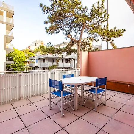 Aparthotel Carinzia Lignano Sabbiadoro Exterior photo